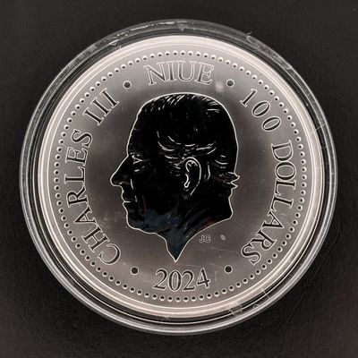 Gros plan sur une pièce de monnaie portant le visage d'un homme