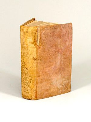 un livre posé sur une surface blanche