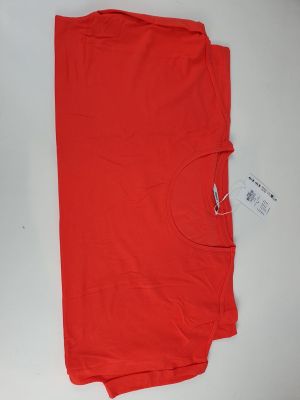 Le t-shirt rouge est doté d'une poche zippée au bas du vêtement.