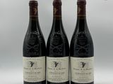 trois bouteilles de vin posées sur une table l'une à côté de l'autre