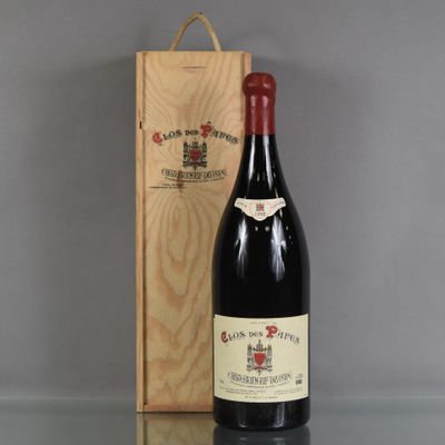 une bouteille de vin posée à côté d'une caisse en bois