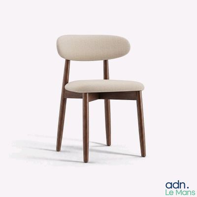 La chaise est en bois et son assise est rembourrée de couleur beige.