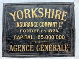 enseigne d'une compagnie d'assurance du Yorkshire sur la façade d'un immeuble