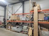 un grand entrepôt rempli de boîtes et de cartons