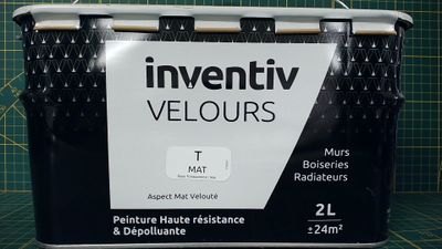 une boîte d'« Inventiv Veloourss » posée sur une table