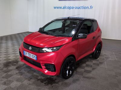une Smart rouge garée dans un showroom au sol carrelé