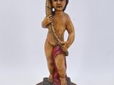 une image représentant une statue en bois d'une femme tenant une coupe