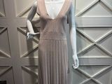 un mannequin vêtu d'une robe, posé sur un socle