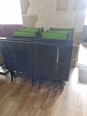 une table sur laquelle sont posées plusieurs chaises