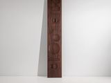 une image représentant un grand objet en bois dans une pièce blanche