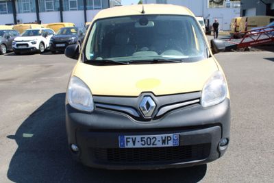 une camionnette jaune et noire garée sur un parking