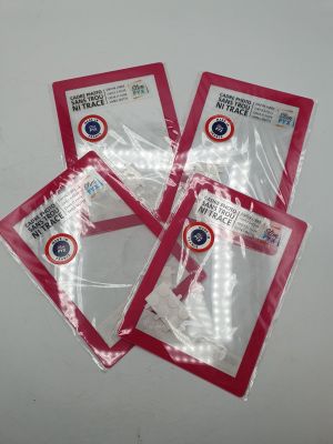 trois sacs en plastique rouge et blanc sont posés sur une surface blanche