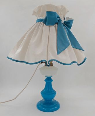 Lampe à pétrole en opaline bleue à corps balustre, le réserv…