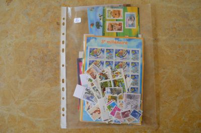 un sachet de timbres posé sur une table, avec une image de chat