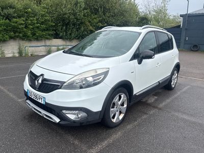 la photo d'une voiture blanche garée dans un parking