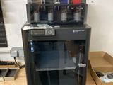 une machine posée sur un comptoir