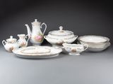 un ensemble d'assiettes, de tasses et de soucoupes en porcelaine posées sur une table