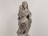 l'image d'une statue représentant une femme tenant un enfant dans ses bras