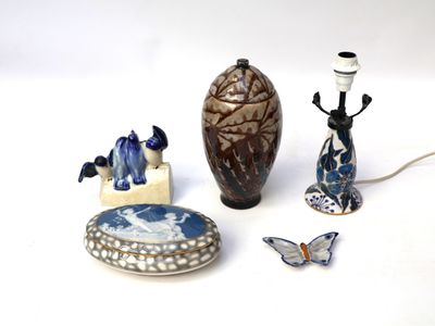 un grand nombre d'objets différents posés sur une table