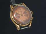 gros plan d'une montre sur une surface noire