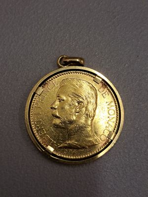 gros plan d'une pièce d'or sur laquelle figure le visage d'un homme