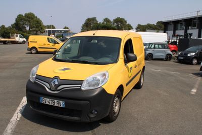une camionnette jaune garée dans un parking