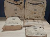 trois sacs posés sur une table