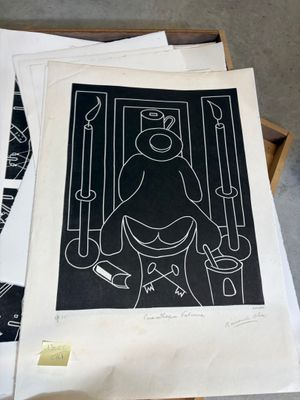 un dessin en noir et blanc représentant un homme assis sur une chaise