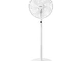 une image représentant un ventilateur blanc posé sur un pied, sur fond blanc