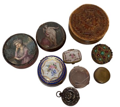 un grand nombre d'objets différents posés sur une table