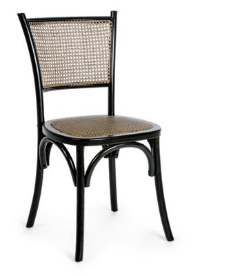 un gros plan d'une chaise noire avec une assise tressée