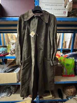 un manteau accroché à un porte-manteau dans une pièce
