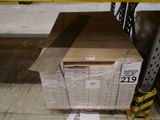 une pile de boîtes sur une palette dans un entrepôt