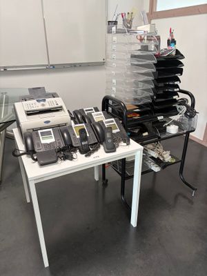 Un lot comprenant 5 téléphones standard, 2 téléphones sans f…