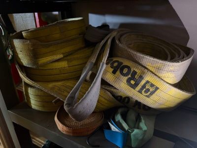 une lance à incendie posée sur une étagère à côté d'autres lances à incendie