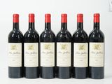 six bouteilles de vin rouge alignées sur une surface blanche