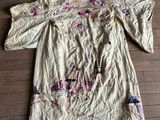 une photo d'une chemise qui a été laissée par terre