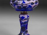 un gros plan d'un vase bleu et blanc posé sur une table