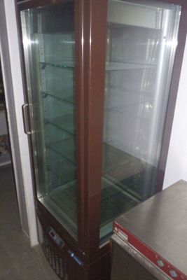 une photo d'un réfrigérateur à porte vitrée dans une pièce