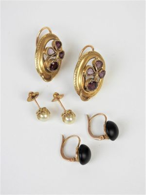 trois paires de boucles d'oreilles et une paire de boucles d'oreilles ornées de perles