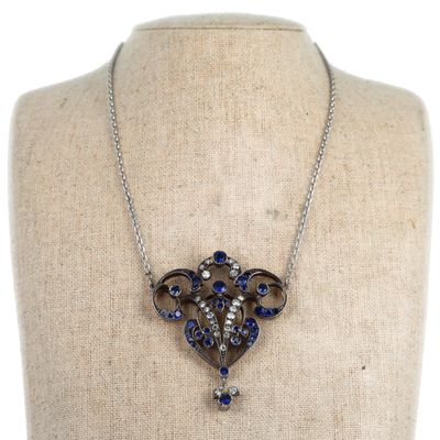 une photo d'un collier sur un mannequin mannequin mannequin mannequin mannequin mannequin mannequin mannequin mannequin mann
