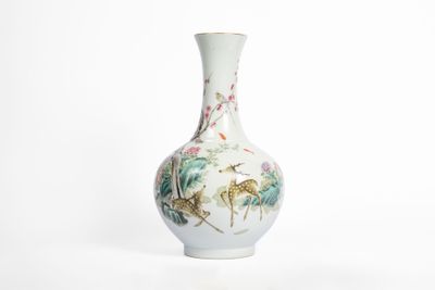 un vase blanc orné d'un motif représentant des oiseaux et des fleurs