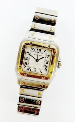 une image d'une montre-bracelet avec des chiffres romains