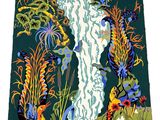 une tapisserie colorée avec une cascade au centre