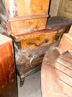 many pieces of furniture that are wrapped up and ready to be shipped