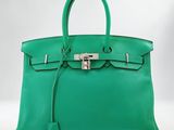 un sac à main en cuir vert muni d'un cadenas sur la poignée