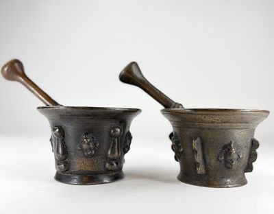 paire de mortiers anciens avec des manches en bois sur fond blanc