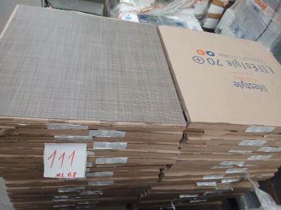 un grand nombre de boîtes empilées les unes sur les autres