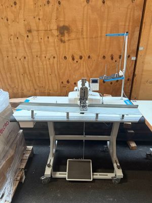 une photo d'une machine à coudre posée sur une table