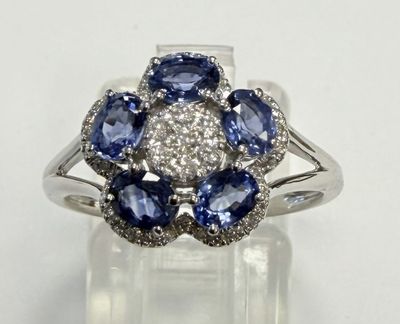 une image représentant une bague ornée de pierres bleues et blanches